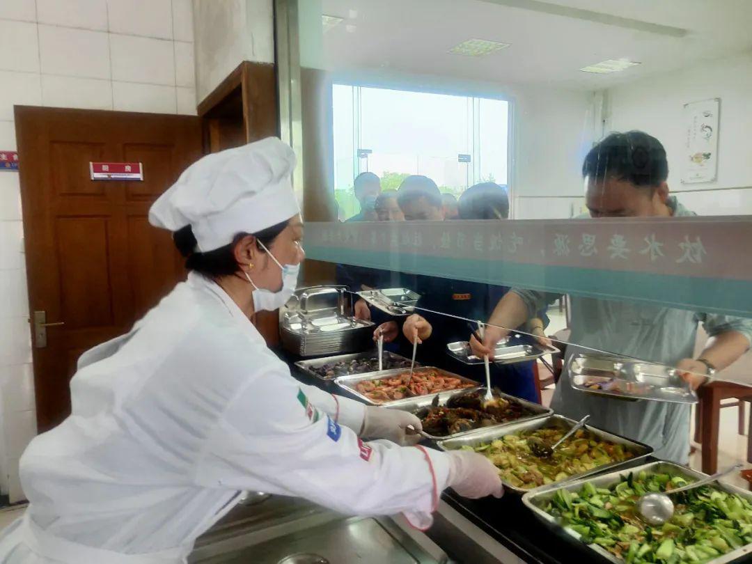 食堂新解读，饭桌上的温情故事与人文关怀