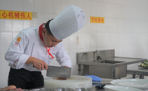 烹饪巅峰对决，大厨师比赛精彩瞬间