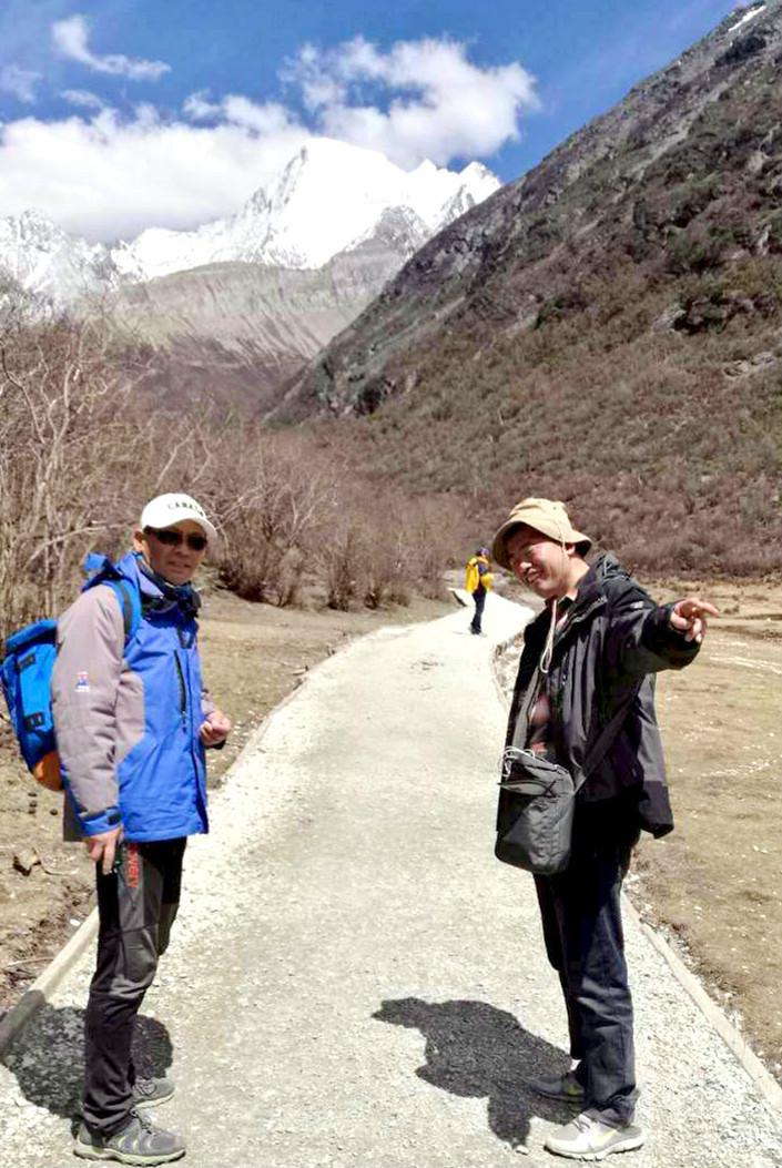 最新QQ表情探索自然美景，寻找内心平和之旅