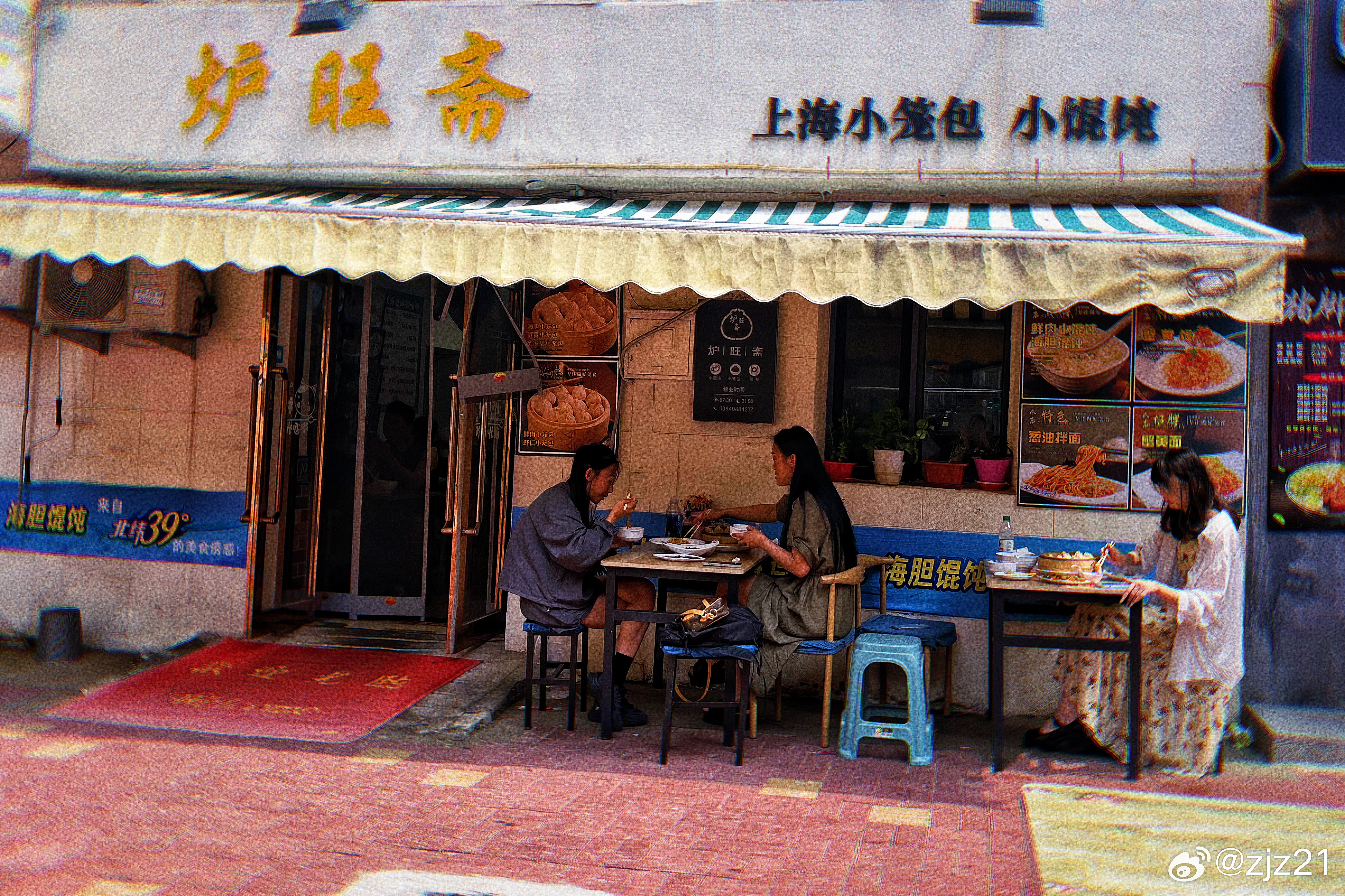 最新A卡带你探索小巷隐藏宝藏，独特小店揭秘