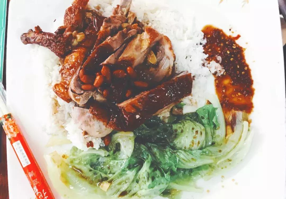 小巷深处的独特风味（或可简化为“小巷风情”）